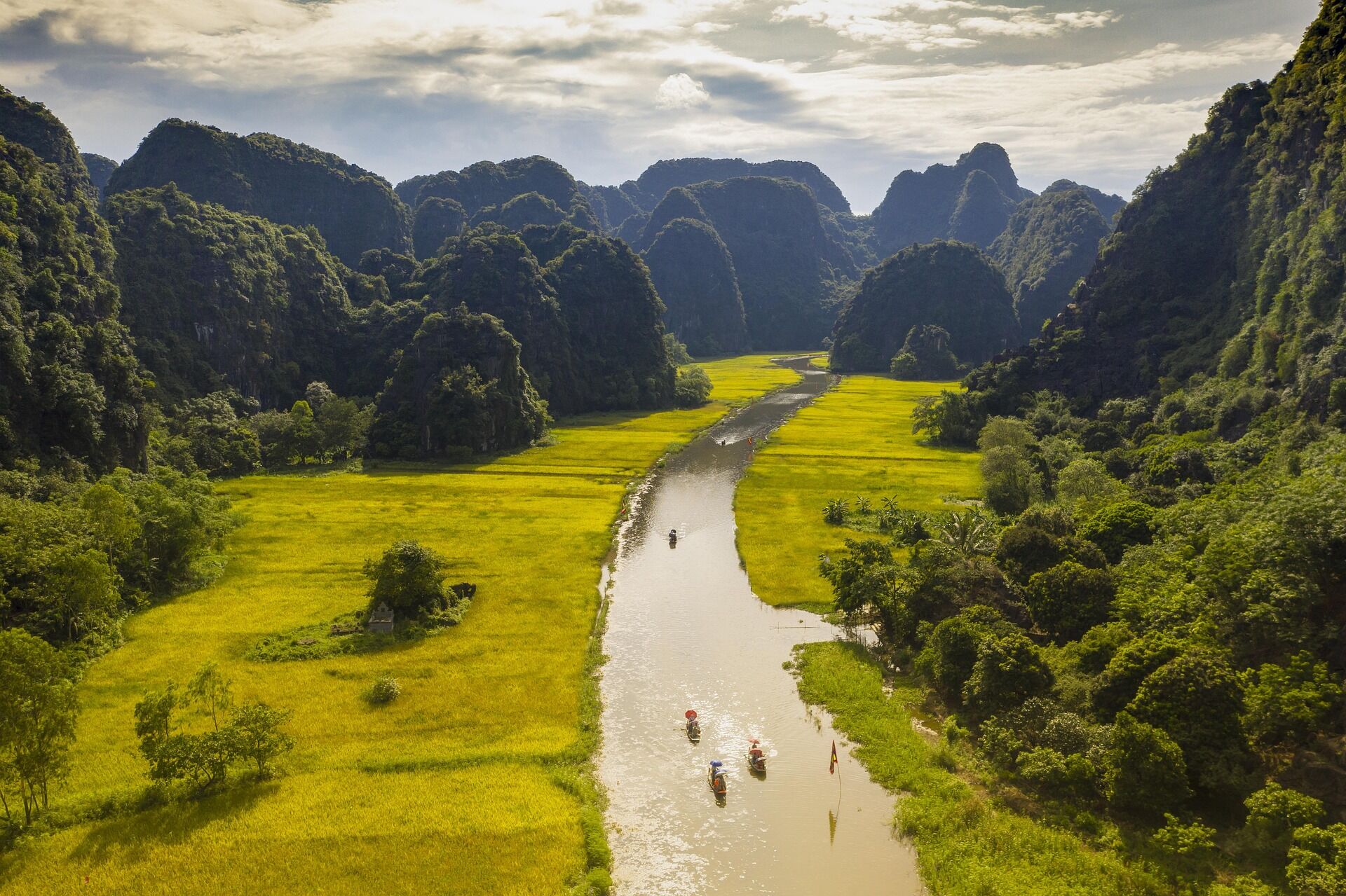 Dive into the cultural charm of Ninh Binh Travel